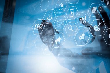Mobil Web sitesi ve modern teknoloji ve dijital Katman efektini iş stratejisi kavramı olarak çalışma açılış sayfası sanal diagram.businessman el ile Web sitesi için SEO Optimizasyon