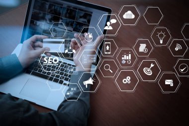 Mobil Web sitesi ve açılış sayfası sanal diagram.hands laptop ve holding kredi kartı sosyal medya diyagram ile Online alışveriş kavram olarak kullanarak Web sitesi için SEO Optimizasyon