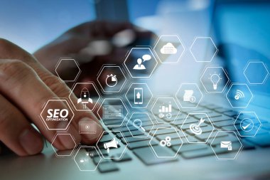 Mobil Web sitesi ve açılış sayfası sanal diagram.hands laptop ve holding kredi kartı Online alışveriş kavram olarak kullanarak Web sitesi için SEO Optimizasyon