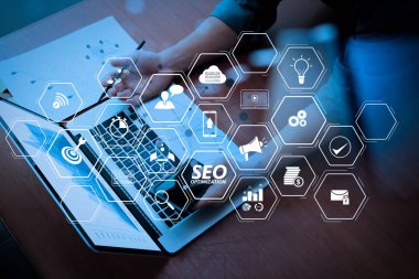 Mobil Web sitesi ve açılış sayfası sanal diyagramı ile Web sitesi için SEO optimizasyonu. Yeni modern bilgisayar ve iş stratejisi kavram olarak çalışan işadamı el çift pozlama