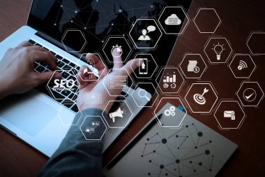 Mobil Web sitesi ve açılış sayfası sanal diyagramı ile Web sitesi için SEO optimizasyonu. Yeni modern bilgisayar ve iş stratejisi ve sosyal medya diyagramı kavram olarak çalışan işadamı el çift pozlama