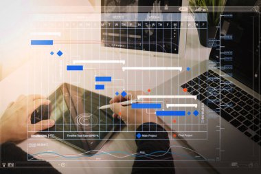Proje Yöneticisi çalışma ve güncelleştirme görevleri kilometre taşları ilerleme planlama ve Gantt grafiği sanal diyagramı zamanlama. Takım iş kavramı, modern ofis video konferansa katılan işadamı el.