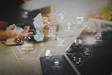 Finans Teknolojileri akış çizelgesi ve temel gelir araştırma cryptocurrency blockchain başlangıç tek boynuzlu at kripto para sanal diagram.two meslektaşım web tasarımcı veri tartışıyor ve dijital ile yerleştirme klavye tablet.