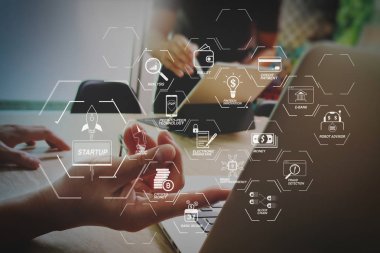 Finans Teknolojileri akış çizelgesi ve temel gelir araştırma cryptocurrency blockchain başlangıç tek boynuzlu at kripto para sanal diagram.two meslektaşım web tasarımcı veri tartışıyor ve dijital ile yerleştirme klavye tablet.