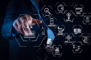 Finans Teknolojileri akış çizelgesi ve temel gelir araştırma cryptocurrency blockchain başlangıç tek boynuzlu at kripto para sanal diagram.businessman ile beyaz tahta veya sanal ekran işaret eden el ve girintili kopyalayın