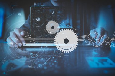 Sanal diyagramı çözümleri ile iş sürecinin yapılandırılması hakkında düşünme. işadamı el sanal simge diyagramı ile modern ofis modern dizüstü bilgisayar ile çalışma