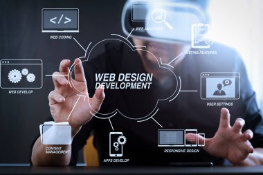 Programlama ve kodlama teknolojileri ile sanal diagram.businessman sanal gerçeklik giyen web tasarım geliştirme modern ofis cep telefonu ile Vr kulaklık kullanarak ile koruyucu gözlük