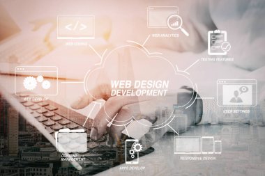Web sitesi tasarımı sanal diyagramı ile programlama ve kodlama teknolojilerin geliştirilmesi. beyaz masa şehir pozlama ile modern ofisindeki tipik dizüstü bilgisayar ve dijital tablet ile klavye işadamı