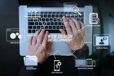 Programlama ve kodlama teknolojileri ile modern ofis ahşap masa üzerinde işadamı yazarak klavye dizüstü bilgisayar ile sanal diagram.top görünümünde Web tasarım geliştirme 