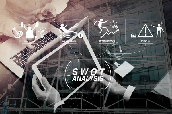 Swot 分析虚拟图具有公司的优势 威胁和机遇 协同工作团队会议概念 商人使用智能手机和数码平板电脑和电脑名称标签 — 图库照片
