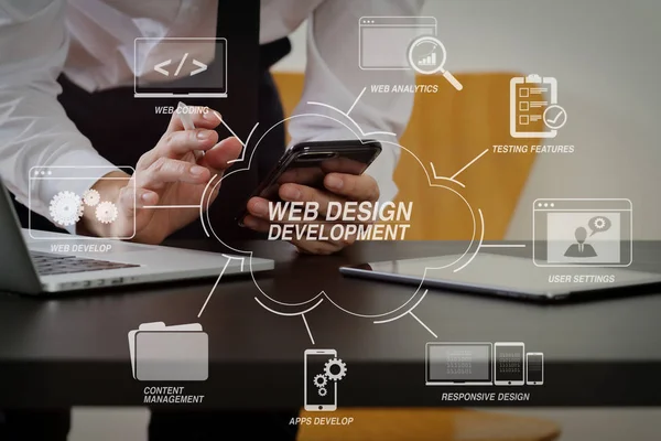 Diagram Businessman の近代的なオフィスの木製の机でスマート フォンとデジタル タブレットとノート パソコンの操作でのウェブサイトのデザインにプログラミングとコーディング技術の開発 — ストック写真