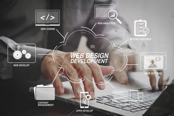 Diagram Businessman で使用されるラップトップ コンピューター仮想アイコン ダイアグラムと近代的なオフィスの木製の机でウェブサイトのデザインにプログラミングとコーディング技術の開発 — ストック写真