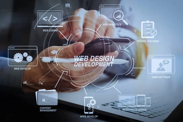 プログラミングとコーディング技術携帯電話とスタイラス ペンとラップトップ コンピューターと仮想アイコン ダイアグラムと近代的なオフィスの木製の机に取り組んで仮想 Diagram Businessman のウェブサイトの設計と開発 — ストック写真