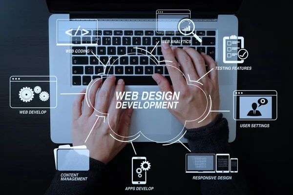 在虚拟图中开发具有网站设计的编程和编码技术 商人的顶级视图在现代办公室的木桌上用笔记本电脑打字键盘 — 图库照片