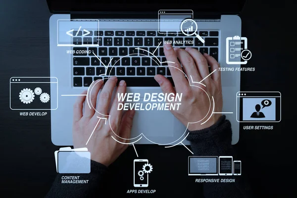 実業家タイピング キーボードとラップトップ コンピューターの仮想 Diagram Top ビューの近代的なオフィスの木製の机でウェブサイトのデザインにプログラミングとコーディング技術の開発 — ストック写真