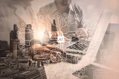 Başarı işadamı office dijital tablet dizüstü bilgisayarınızla Londra bina ve akıllı telefon, filtre efekti ile çalışan çift pozlama