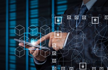 Blockchain teknoloji kavramı ile zincir ve tablet bilgisayar ve sunucu Oda arka plan kullanarak şifreli blocks.businessman ele diyagramı