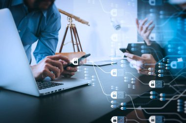 Blockchain teknoloji kavramı zinciri ve şifreli blocks.co takım toplantısı kavram, akıllı telefon ve dijital tablet ve dizüstü bilgisayar kullanma modern office işadamı diyagramı ile                               