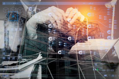 Blockchain teknoloji kavramı ile zincir ve şifreli blok diyagramı. Kavram iletişim ya da destek veya çağrı merkezi ve müşteri hizmetleri gibi VoIP mezartaşı ile dijital tablet bilgisayar kullanan adam.