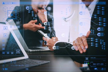 Blockchain teknoloji kavramı zinciri ve şifreli blocks.co takım toplantısı kavram, akıllı telefon ve dijital tablet ve dizüstü bilgisayar kullanma modern office işadamı diyagramı ile                                                            