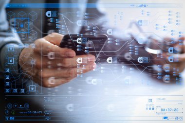 Blockchain teknoloji kavramı ile zincir ve şifreli blok diyagramı. modern ofis ahşap masa üzerinde cep telefonu ve gözlük camı çalışma iş adamı 