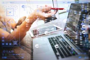 Blockchain teknoloji kavramı ile zincir ve şifreli blok diyagramı. İşadamı el dijital tablet dokunmadan. Fotoğraf Finans Yöneticisi yeni yatırım proje ofisi çalışma. Yeni teknoloji aygıt kullanma