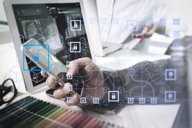 Blockchain teknoloji kavramı ile zincir ve veri ve akıllı telefon ve tasarım diyagramı ile dijital tablet ve bilgisayar laptop mermer masasında tartışan şifreli blocks.two meslektaşım web tasarımcısı diyagramı.