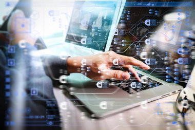 Blockchain teknoloji kavramı ile zincir ve şifreli blocks.businessman el dizüstü bilgisayarla iletişim dijital katman iş stratejisi ve sosyal medya diyagramı mermer masa üzerinde çalışma diyagramı