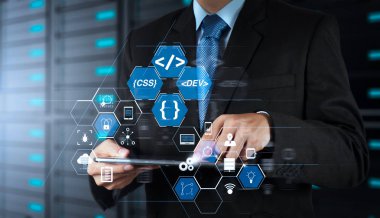 Yazılım geliştirici çalışma ile kodlama scrum çevik geliştirme ve kod çatal ve sürüm oluşturma gerçeklik kontrol paneli bilgisayar simgeleri tablet bilgisayar kullanarak duyarlı cybersecurity.businessman el ile artar.