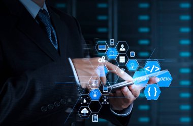 Yazılım geliştirici çalışma ile kodlama scrum çevik geliştirme ve kod çatal ve sürüm oluşturma gerçeklik kontrol paneli bilgisayar simgeleri tablet bilgisayar kullanarak duyarlı cybersecurity.businessman el ile artar.