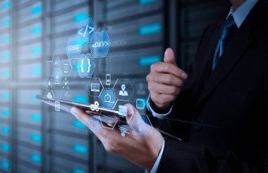 Yazılım geliştirici çalışma ile kodlama scrum çevik geliştirme ve kod çatal ve sürüm oluşturma gerçeklik kontrol paneli bilgisayar simgeleri tablet bilgisayar kullanarak duyarlı cybersecurity.businessman el ile artar.