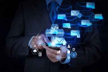 Yazılım geliştirici çalışma ile kodlama augmented gerçeklik kontrol paneli bilgisayar simgeleri scrum çevik geliştirme ve kullanma akıllı telefon bilgisayar kodu çatal ve sürüm duyarlı cybersecurity.businessman el ile oluşturma.