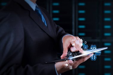Yazılım geliştirici çalışma ile kodlama scrum çevik geliştirme ve kod çatal ve sürüm oluşturma gerçeklik kontrol paneli bilgisayar simgeleri tablet bilgisayar kullanarak duyarlı cybersecurity.businessman el ile artar.