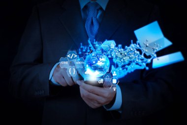 Yazılım geliştirici çalışma ile kodlama augmented gerçeklik kontrol paneli bilgisayar simgeleri scrum çevik geliştirme ve el kodu çatal ve sürüm duyarlı cybersecurity.businessman ile modern teknoloji ile çalışma
