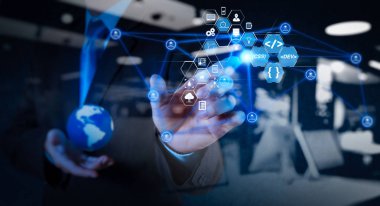 işadamı ile yeni modern bilgisayar çalışma sosyal ağ structurecoding yazılım geliştirici iş artar gerçeklik ile scrum çevik geliştirme ve kod çatal ve sürüm oluşturma pano bilgisayar simgeleri göster.