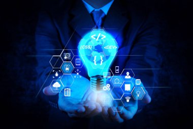 Scrum çevik geliştirme ve kod çatal ve sürüm duyarlı cybersecurity ile artar gerçeklik kontrol paneli bilgisayar simgeleri ile kodlama yazılım geliştirici çalışma. İşadamı el ampul Dünya gezegeninin ile gösterir 