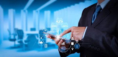 Scrum çevik geliştirme ve kod çatal ve onun yönetim kurulu odası ile çalışma duyarlı cybersecurity.businessman başarı ile sürüm Artırılmış gerçeklik pano bilgisayar simgeleri ile kodlama yazılım geliştirici çalışma