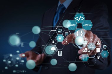 Yazılım geliştirici çalışma ile kodlama ile yeni modern bilgisayar çalışma duyarlı cybersecurity.businessman scrum çevik geliştirme ve kod çatal ve sürüm oluşturma gerçeklik kontrol paneli bilgisayar simgeleri artar 