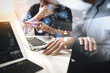 Scrum çevik geliştirme ve kod çatal ve sürüm duyarlı cybersecurity ile artar gerçeklik kontrol paneli bilgisayar simgeleri ile kodlama yazılım geliştirici çalışma. İş takım toplantısı. 