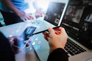 Scrum çevik geliştirme ve kod çatal ve sürüm duyarlı cybersecurity ile artar gerçeklik kontrol paneli bilgisayar simgeleri ile kodlama yazılım geliştirici çalışma. İş takım toplantısı mevcut. 