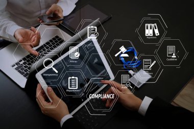 Düzenlemeler, hukuk, standartları, gereksinimleri ve audit.co çalışan takım toplantısı kavramı, akıllı telefon ve dijital tablet ve dizüstü bilgisayarı ve ad etiket kullanma modern office işadamı için uyum sanal diyagramı