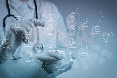 Kozmetik güzellik terapisi, welness, sağlık, sağlık tedavi sanal diyagramı ve düzeltme, gençleştirme, anti-aging prosedür işlemine. Tıp Doktor modern bilgisayar arayüzü ile çalışma