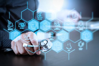 Kozmetik işlemi güzellik terapisi, welness, sağlık, sağlık tedavi sanal diyagramı ve düzeltme, gençleştirme, anti-aging procedure.medical Doktor stetoskop ve dizüstü bilgisayar ile çalışma