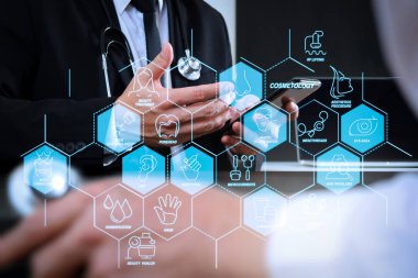 Kozmetik güzellik terapisi, welness, sağlık, sağlık tedavi sanal diyagramı ve düzeltme, gençleştirme, anti-aging prosedür işlemine. Tıbbi co çalışma kavramı, akıllı telefon ile çalışan doktor 