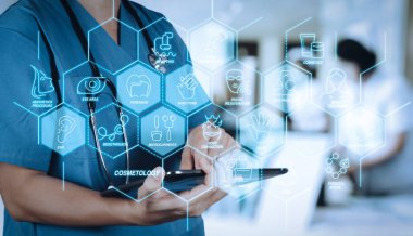 Kozmetik güzellik terapisi, welness, sağlık, sağlık tedavi sanal diyagramı ve düzeltme, gençleştirme, anti-aging prosedür işlemine. Dijital tablet bilgisayar kullanarak doktor bilgi hasta bulmak 