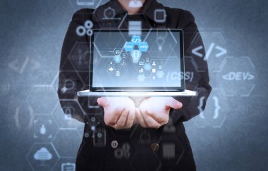 Scrum çevik geliştirme ve kod çatal ve sürüm duyarlı cybersecurity ile artar gerçeklik kontrol paneli bilgisayar simgeleri ile kodlama yazılım geliştirici çalışma. İş takım toplantısı mevcut. 