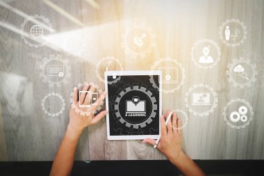 E-öğrenme bağlı Dişli çarkları ile bağlı diyagramı sanal dashboard.top görme tasarımcı el duyarlı web tasarım konsepti olarak ahşap masa üzerinde dijital tablet bilgisayar ile çalışma