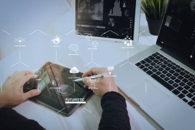 Sanayi 4.0 ve iş Sanal Diyagram AI, robot asistanı, bulut, büyük veri ve otomasyon ile fütüristik. Takım iş kavramı, modern ofis video konferansa katılan işadamı el.