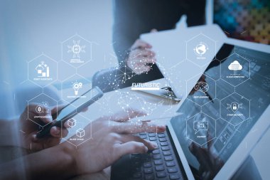Sanayi 4.0 ve iş Sanal Diyagram AI, robot asistanı, bulut, büyük veri ve otomasyon ile fütüristik. iki meslektaşım web tasarımcısı tartışırken veri ve sayısal yerleştirme klavye ve bilgisayar dizüstü bilgisayar tablet.
