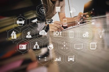 Ar (Augmented Reality) Internet of Things (çok) teknolojisiyle Vr kontrol panelinde. tasarımcı el ile dijital tablet ve laptop bilgisayar ve kitap yığını kavram olarak ahşap masa üzerinde çalışma